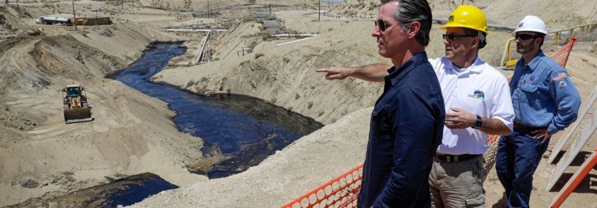 加州州长加文·纽森(Gavin Newsom)查看石油泄漏的表面表情